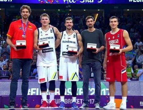 卡洛斯：C罗是所有球员的榜样；相比小罗我更爱去大罗的派对（卡洛斯：C罗堪称球员标杆；相比小罗，我更爱参加大罗的派对）