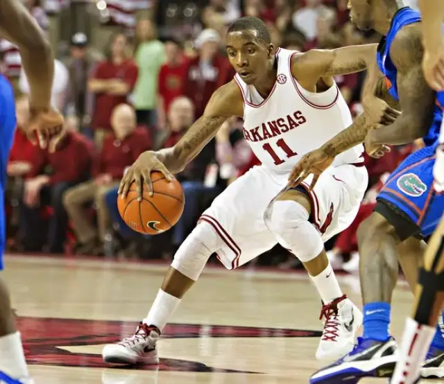 火爆德比，费内巴切vs加拉塔萨雷赛前双方球员就开始发生冲突（德比火药味十足：费内巴切与加拉塔萨雷赛前球员爆发冲突）